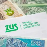 ZUS i polskie banknoty. Dokument ZUS sugeruje możliwość uzyskania świadczeń, nawet jeśli nie pracowałeś.