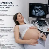 Szczęśliwa przyszła mama na badaniu USG, które potwierdza ciążę bliźniaczą. Na ekranie widać dwa maleństwa.
