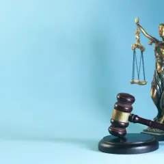 Młotek sędziowski i Temida na tle, symbolizujące sprawiedliwość i prawo, gdzie każdy weksel ma swoją wagę.