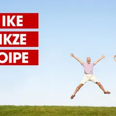 Szczęśliwi seniorzy skaczą z radości, myśląc o swoich inwestycjach, takich jak IKE, IKZE i OIPE.