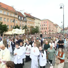 Procesja w Boże Ciało, tłumy wiernych i duchownych na ulicach miasta. Wspaniałe dni wolne czerwiec.