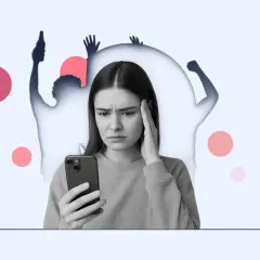 Zmartwiona kobieta trzyma telefon, a za nią sylwetki ludzi z podniesionymi rękami.