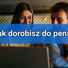 Para patrząca na laptopa, z napisem "Tak dorobisz do pensji".