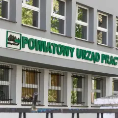 Budynek Powiatowego Urzędu Pracy z zielonym napisem.