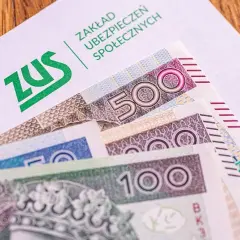 Koperta ZUS z polskimi banknotami 100 i 500 zł.