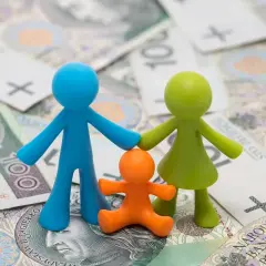Figurki rodziny na tle polskich banknotów. Zastanawiasz się, ile wynosi rodzinne wsparcie finansowe?
