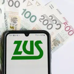 ZUS na ekranie telefonu, obok banknotów 100, 200 i 500 zł. Planowanie emerytury w Polsce.