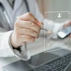 Lekarz analizuje listę zadań, zastanawiając się, co dalej, gdy kończy mi się świadczenie rehabilitacyjne.