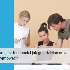 Trzy osoby dyskutują nad dokumentami. Dowiedz się, czym jest feedback i jak go udzielać oraz przyjmować.
