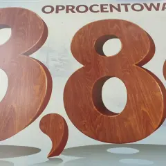 Oprocentowanie od 3,8% na lokacie. Drewniane cyfry i znak procentu.