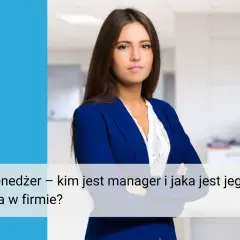 Kobieta w granatowej marynarce, stojąca w biurze, z tekstem "Menedżer – kim jest manager i jaka jest jego rola w firmie?".