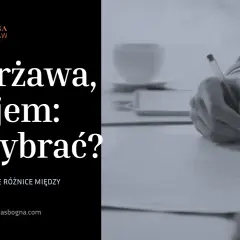 Dłoń w garniturze pisze piórem na dokumencie, obok filiżanka kawy.