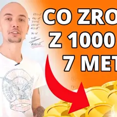 Mężczyzna w białej koszulce, tablica z napisem "CO ZROBIĆ Z 1000 ZŁ? 7 METOD" i stos złotych monet.