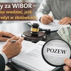 Dłonie trzymające pieniądze i dokumenty, lupa z napisem "POZEW", młotek sędziowski.