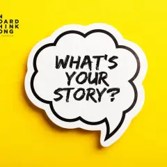 Biała chmurka z napisem "WHAT'S YOUR STORY?" na żółtym tle.