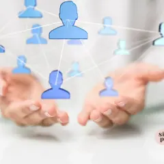 Dłonie tworzą sieć kontaktów, symbolizując networking i budowanie relacji.
