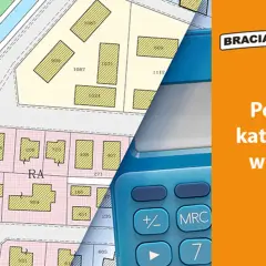 Mapa działek i fragment kalkulatora na pomarańczowym tle z napisem "Podatek katastralny w Polsce".