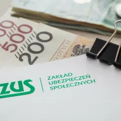 ZUS, polskie banknoty i monety, spinacz biurowy.