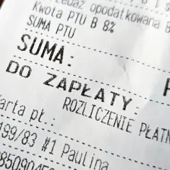 Zbliżenie na fragment paragonu fiskalnego z napisem "SUMA" i "DO ZAPŁATY".