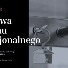 Klucz z breloczkiem w kształcie domu włożony do zamka drzwi.