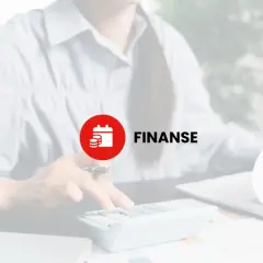 Osoba liczy na kalkulatorze, obok czerwone koło z ikoną kalendarza i monet oraz napis "FINANSE".