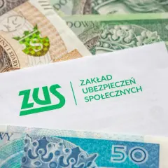 ZUS i polskie banknoty. Dokument ZUS sugeruje możliwość uzyskania świadczeń, nawet jeśli nie pracowałeś.