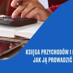 Dłoń z długopisem nad kalkulatorem i otwartą księgą.