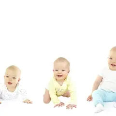 Pięcioro dzieci w różnym wieku, od leżenia na plecach po stanie. Widać wyraźnie skok rozwojowy.