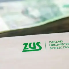 ZUS i stos banknotów. Dokumenty ZUS mogą oznaczać nadzieję na rentę po zmarłym ojcu.