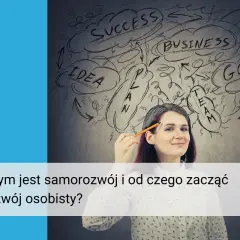 Kobieta z ołówkiem zastanawia się nad schematem "samorozwój co to". Na ścianie rysunki: sukces, biznes, cel, idea, plan, zespół.