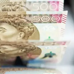 Stos pięciusetzłotowych banknotów, z widocznym portretem Sobieskiego. Taki duży ZUS to marzenie wielu.