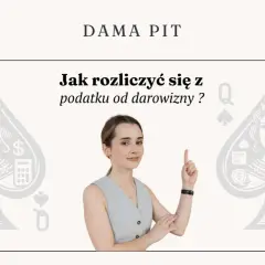 Kobieta wskazuje palcem na tekst "Jak rozliczyć się z podatku od darowizny?" na tle kart pik.
