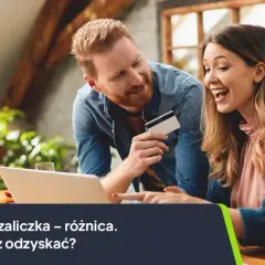 Para śmieje się, patrząc na laptopa, mężczyzna trzyma kartę kredytową.