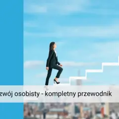 Kobieta w garniturze wspina się po schodach rozwoju osobistego, rysowanych przez rękę z długopisem.