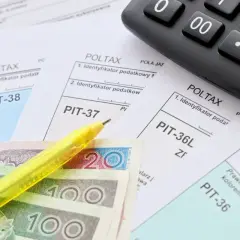 Formularze podatkowe PIT, pieniądze i kalkulator.