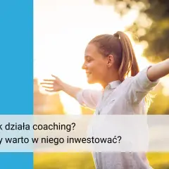 Uśmiechnięta młoda kobieta z rozłożonymi ramionami na tle słońca.