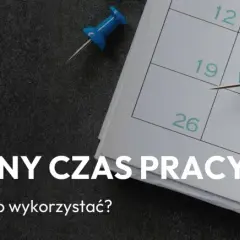 Kolorowe pinezki na kalendarzu symbolizują planowanie i zarządzanie czasem pracy. Dowiedz się, czym jest zrównoważony czas pracy i gdzie go stosować.