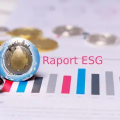 Długopis i szklana kula z panoramą miasta na wykresie słupkowym, obok napisu "Raport ESG". Analiza danych finansowych i społecznych.