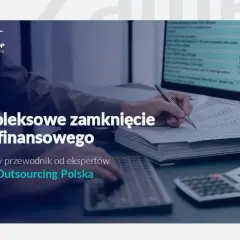 Osoba pisząca ręcznie na dokumentach przy biurku z komputerem i kalkulatorem.