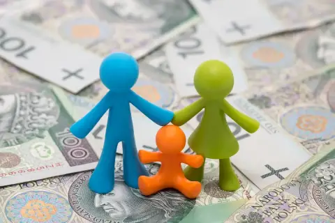 Figurki rodziny na tle polskich banknotów. Zastanawiasz się, ile wynosi rodzinne wsparcie finansowe?