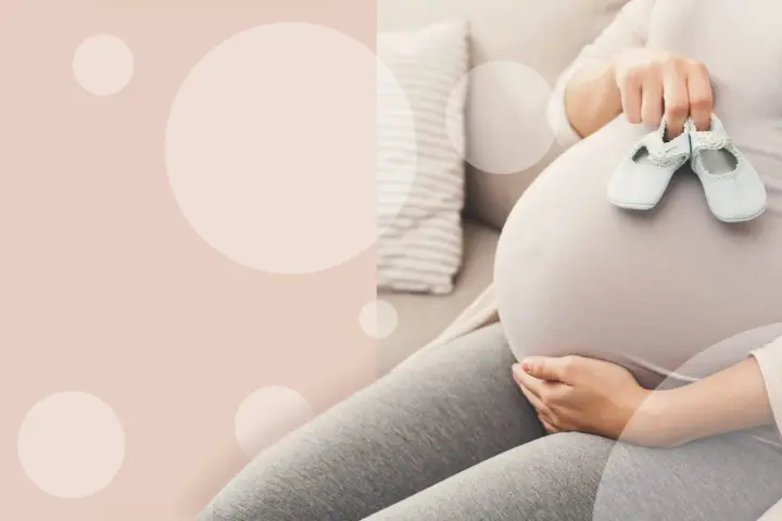 Czekając na dziecko, przyszła mama trzyma maleńkie buciki. Zastanawiasz się, ile trwa poród?