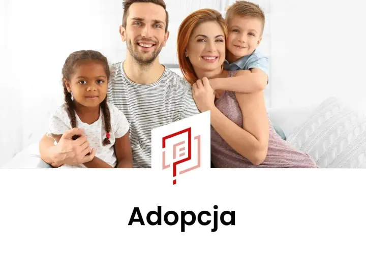 Szczęśliwa rodzina: rodzice z dwójką dzieci, chłopcem i dziewczynką. To piękny przykład przysposobienia dziecka.