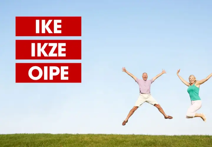 Szczęśliwi seniorzy skaczą z radości, myśląc o swoich inwestycjach, takich jak IKE, IKZE i OIPE.
