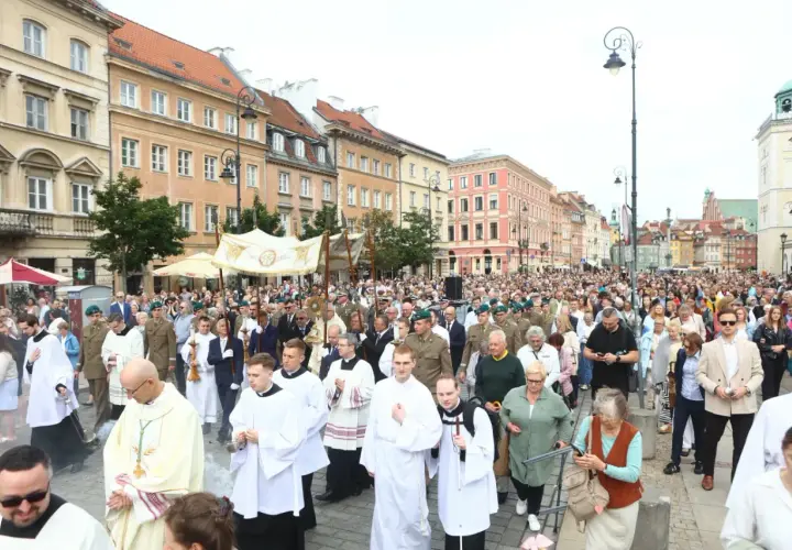 Procesja w Boże Ciało, tłumy wiernych i duchownych na ulicach miasta. Wspaniałe dni wolne czerwiec.