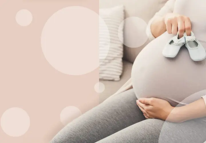 Czekając na dziecko, przyszła mama trzyma maleńkie buciki. Zastanawiasz się, ile trwa poród?