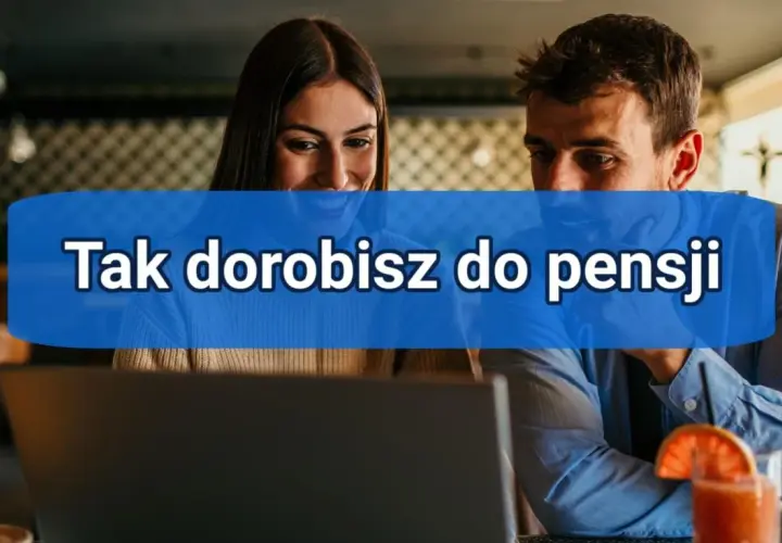 Para patrząca na laptopa, z napisem "Tak dorobisz do pensji".