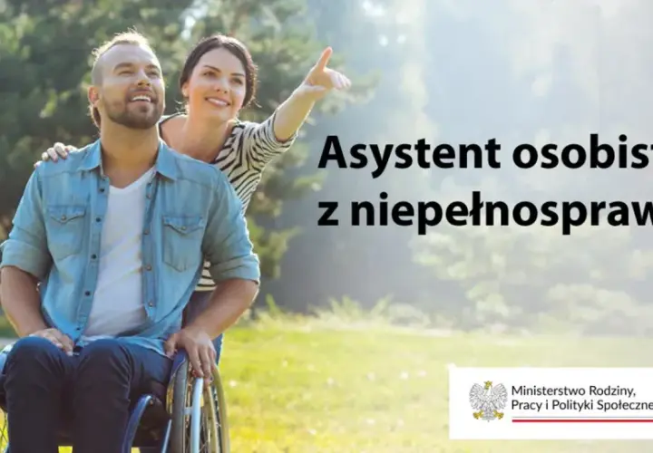 Uśmiechnięty mężczyzna na wózku inwalidzkim i kobieta wskazująca palcem w dal. Asystent osoby z niepełnosprawnością 2026.