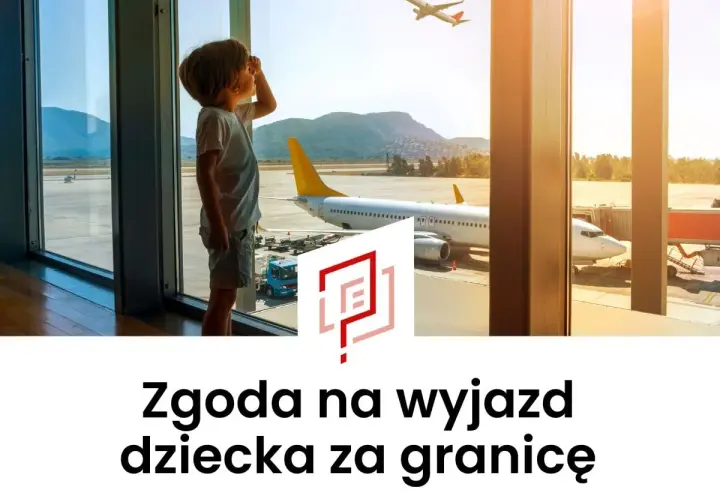 Chłopiec patrzy przez okno na lotnisku na samoloty.