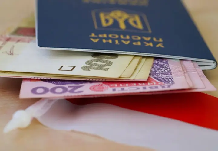 Ukraiński paszport z pieniędzmi, symbolizujący nadzieję na godną emeryturę dla Ukraińców.