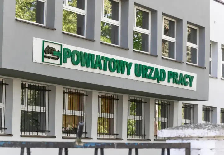 Budynek Powiatowego Urzędu Pracy z zielonym napisem.